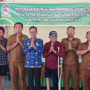 PENYERAHAN BANTUAN KAKI PALSU DARI DINAS SOSIAL KABUPATEN TOBA