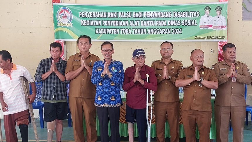 PENYERAHAN BANTUAN KAKI PALSU DARI DINAS SOSIAL KABUPATEN TOBA