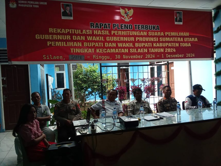 RAPAT PLENO TERBUKA REKAPITULASI HASIL PERHITUNGAN SUARA PEMILIHAN GUBERNUR DAN WAKIL GUBERNUR PROVINSI SUMATERA UTARA, PEMILIHAN BUPATI DAN WAKIL BUPATI KABUPATEN TOBA TINGKAT KECAMATAN SILAEN TAHUN 2024