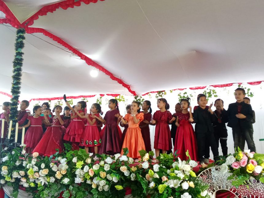 IBADAH SERTA ACARA NATAL SD LAVANIA BERJALAN HIKMAT, SUKSES, DAN MERIAH