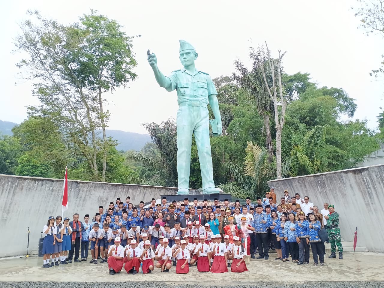 UPACARA HARI KESAKTIAN PANCASILA DAN TABUR BUNGA DI MONUMEN D.I. PANDJAITAN