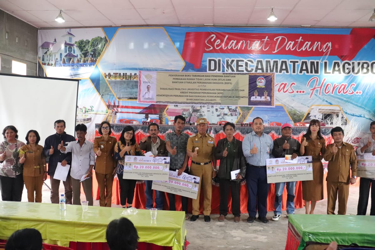 PENYERAHAN BUKU TABUNGAN BAGI PENERIMA BANTUAN