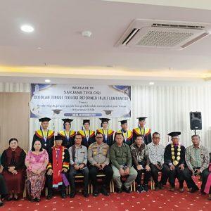 STTRIL SILAEN KABUPATEN TOBA MEWISUDA 6 LULUSAN SARJANA TEOLOGI ANGKATAN XII