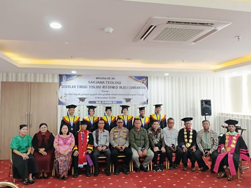 STTRIL SILAEN KABUPATEN TOBA MEWISUDA 6 LULUSAN SARJANA TEOLOGI ANGKATAN XII