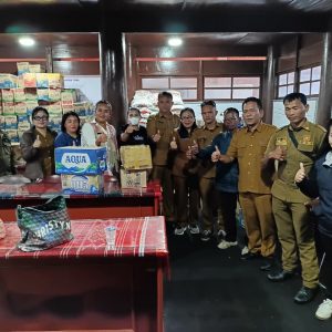 PENYAMPAUAN BANTUAN BENCANA ALAM SUMATERA DARI KANTOR CAMAT SILAEN KE POSKO BANTUAN KABUPATEN TOBA