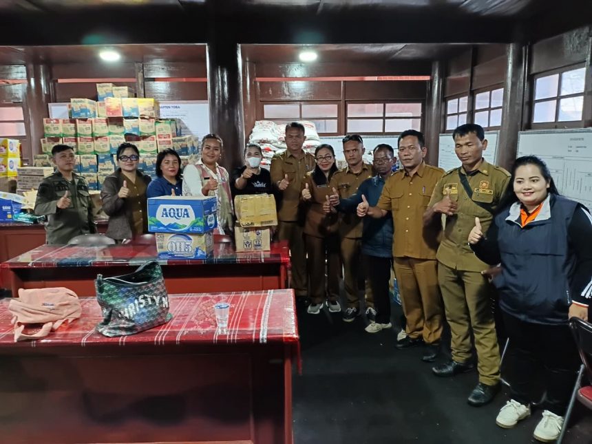 PENYAMPAUAN BANTUAN BENCANA ALAM SUMATERA DARI KANTOR CAMAT SILAEN KE POSKO BANTUAN KABUPATEN TOBA