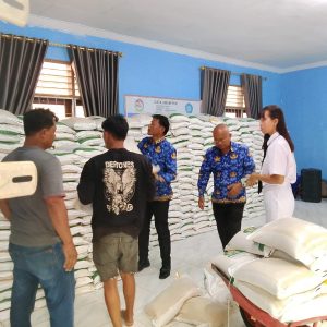 SERAH TERIMA BANTUAN PANGAN DARI BULOG KE KECAMATAN SILAEN