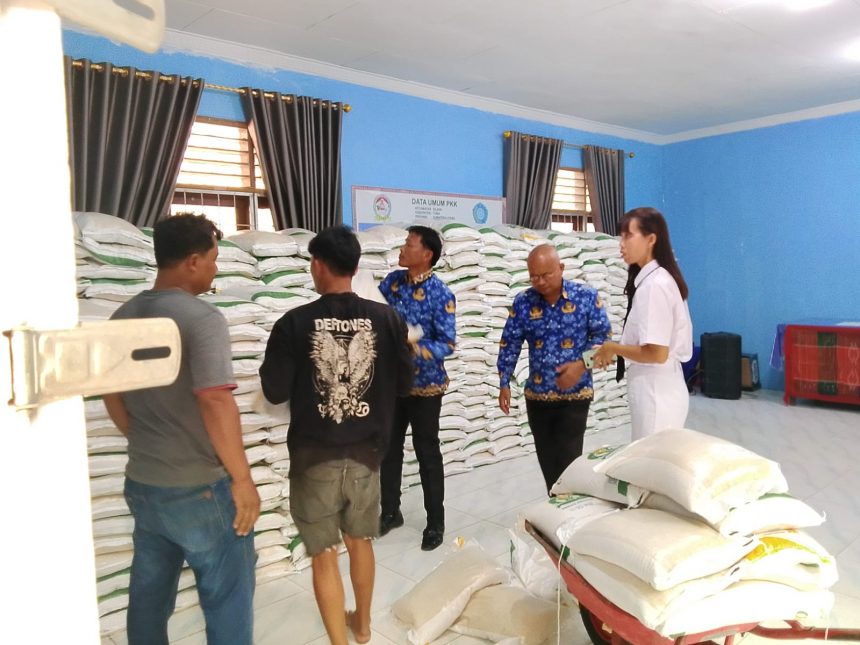 SERAH TERIMA BANTUAN PANGAN DARI BULOG KE KECAMATAN SILAEN