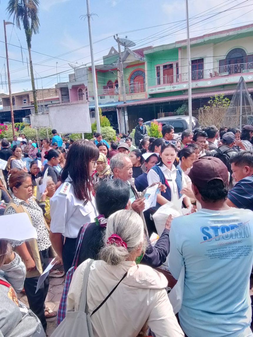 Penyerahan bantuan kepada para Penerima Bantuan Pangan berupa beras & minyak goreng. Rabu, 29 April 2026