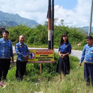 Pemasangan himbauan dilarang buang sampah di perbatasan Desa Silaen-Desa Sinta Dame. Kamis, 7 Mei 2005