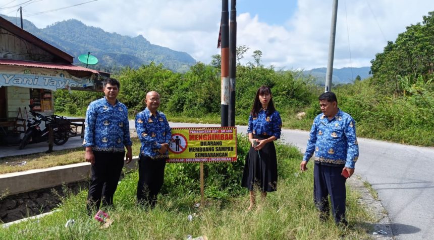 Pemasangan himbauan dilarang buang sampah di perbatasan Desa Silaen-Desa Sinta Dame. Kamis, 7 Mei 2005