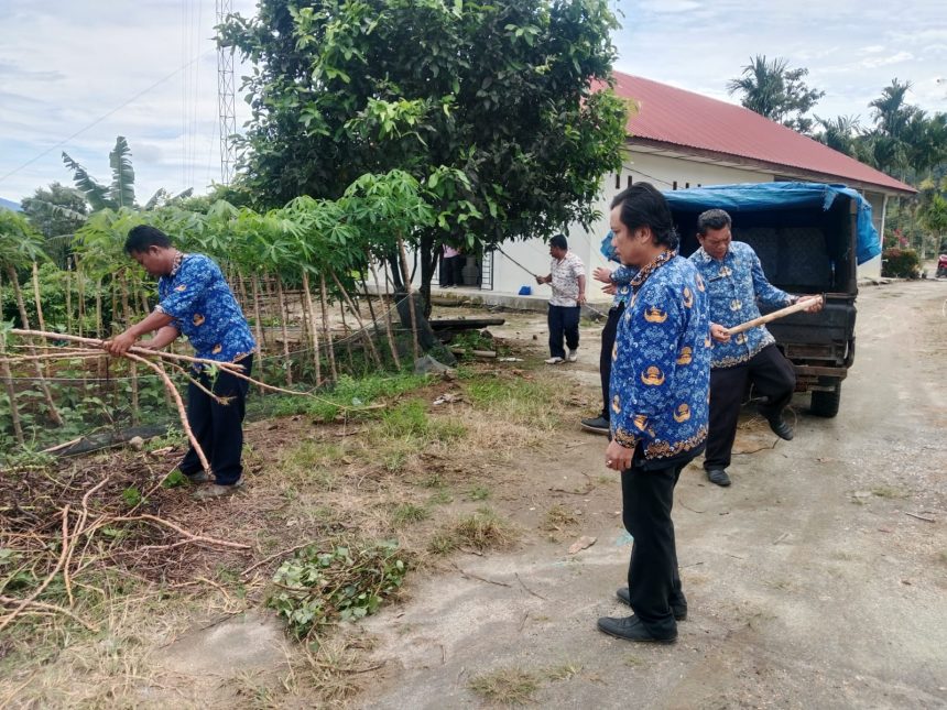 Gotong royong di Desa Simanobak
