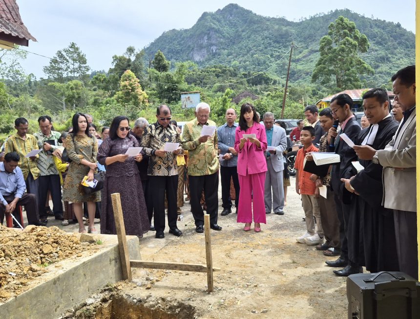 Kegiatan peletakan batu pertama renovasi gereja HKBP siria ria sibide barat.