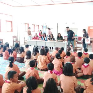 Sosialisasi HIV AIDS dari HKBP Ministry di dampingi Ibu camat Silaen di SD N 173569 Hutanamora.