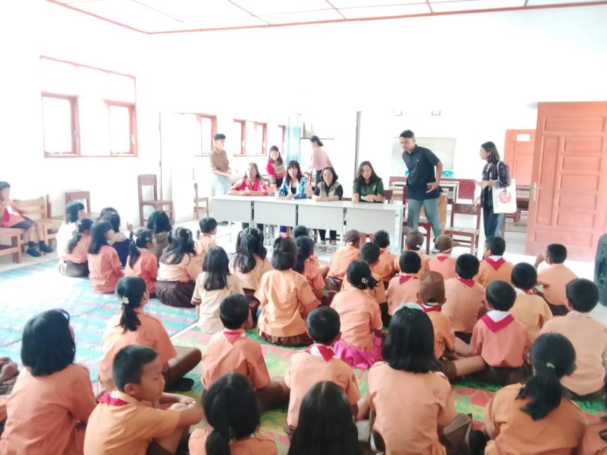 Sosialisasi HIV AIDS dari HKBP Ministry di dampingi Ibu camat Silaen di SD N 173569 Hutanamora.