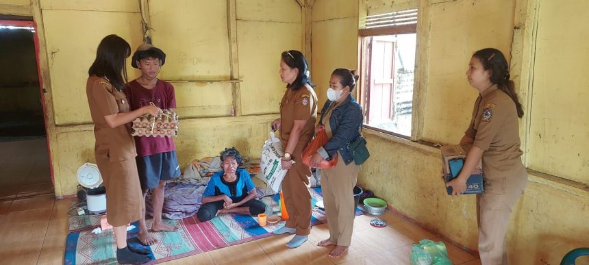 Penyerahan bantuan untuk warga yangbsakit dan kurang mampu di desa pintu Batu, Selasa 9 Juni 2026.