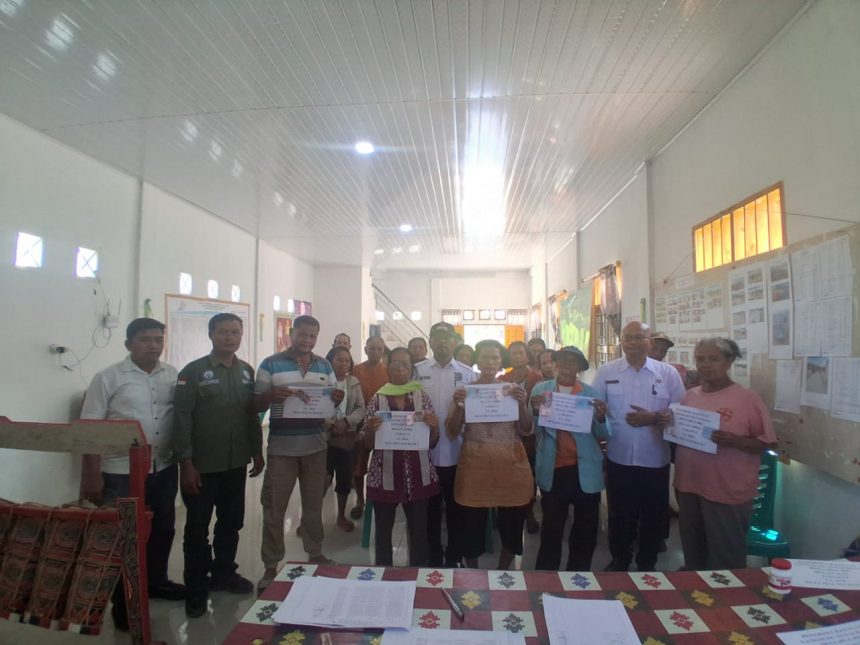 Menghadiri penyerahan BLT yg diterima 21 keluarga penerima manfaat (KPM) di desa Hutagurgur I. Rabu, 8 Juli 2026.