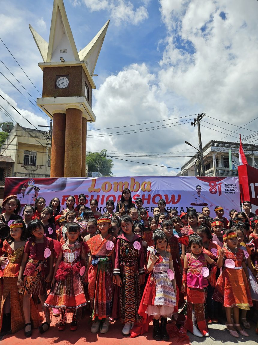 Lomba Fashion Show dalam rangka memeriahkan HUT RI ke-81 di Kecamatan Silaen..