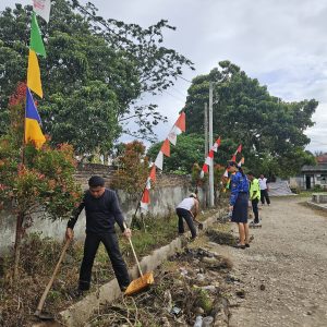 Pelaksanaan gotong royong bersama Pemerintah Kecamatan Silaen di sekitar lapangan Parbalean. Kamis, 20 Agustus 2026.
