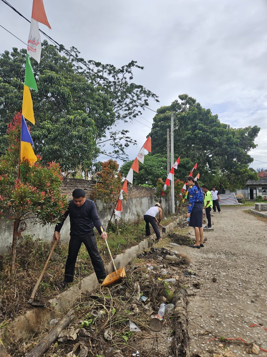 Pelaksanaan gotong royong bersama Pemerintah Kecamatan Silaen di sekitar lapangan Parbalean. Kamis, 20 Agustus 2026.