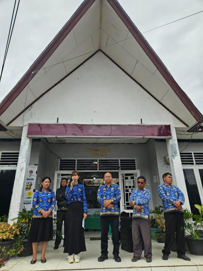Arahan dan bimbingan dari ibu Camat Silaen untuk masyarakat yang mendapat bantuan beras. Kamis, 24 September 2026.